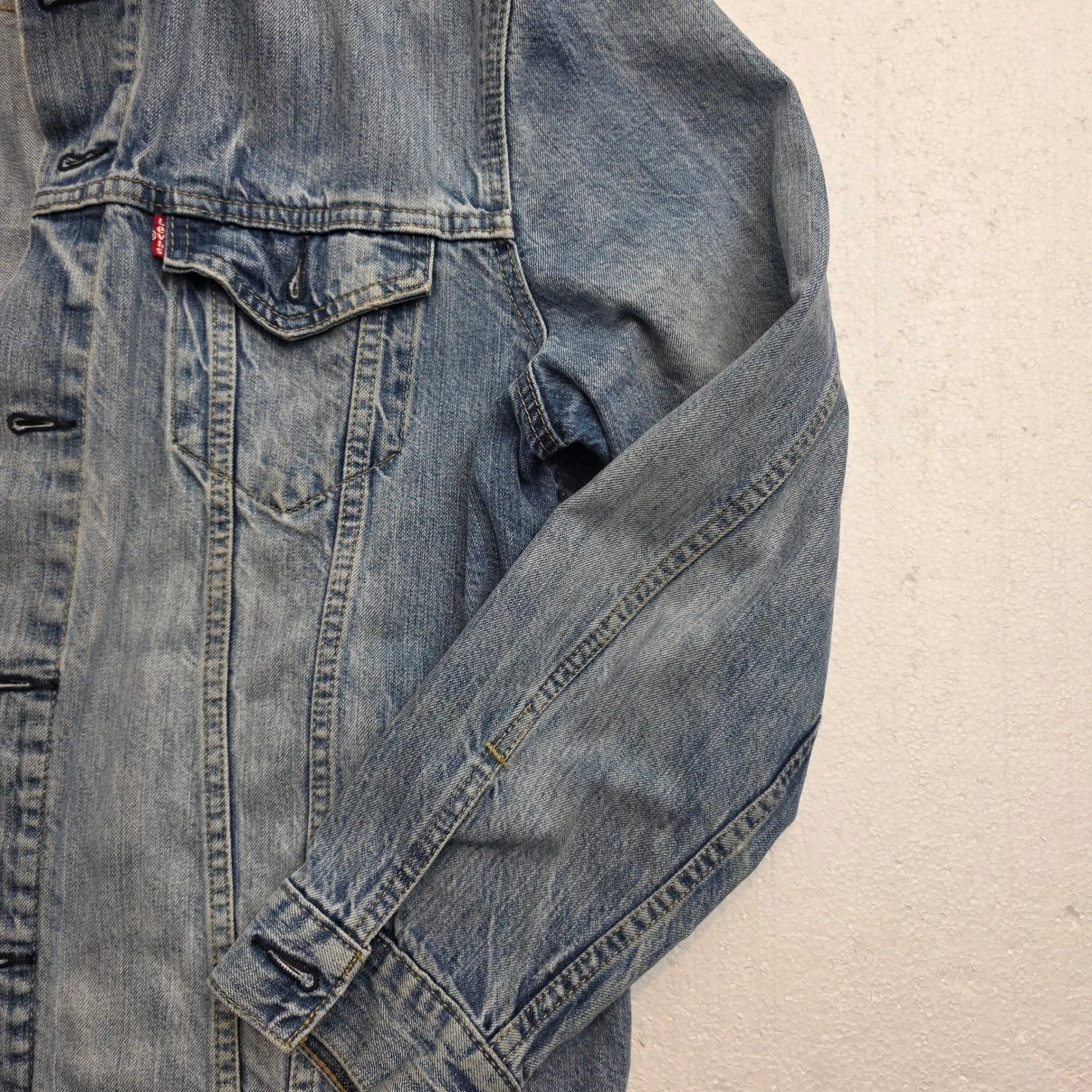 Levis Mens Trucker Jacket Light Wash Blue Denim Button Front Size L image 2