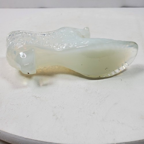 Vintage Fenton Shoe 5.5 Inches Long Victorian Era Milky & Clear - Picture 6 of 6