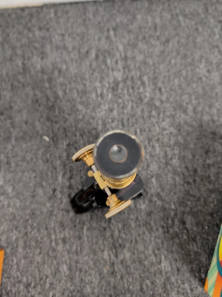 Microscopio antiguo modelo R Bausch & Lomb de latón con caja de madera más extras Foto 4 de 4