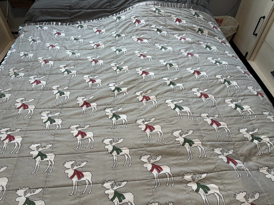 Edredón alternativo Elite Home Down patrón de alce gris talla 68” por 90” borde satinado Foto 2 de 4