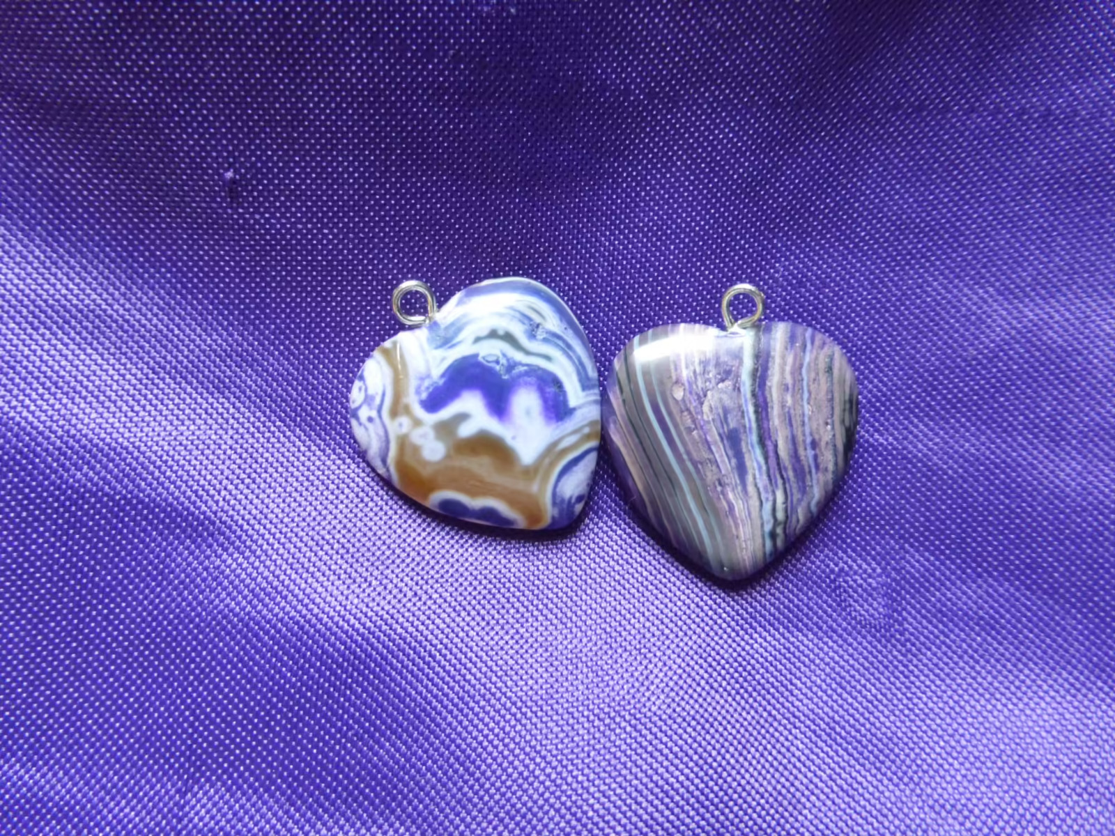 Boucles d'oreilles cœurs en agate violette et dorée 2.3 cm | L'élégance artisanale