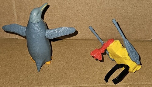 2 Batman Returns Penguin Comandos With Backpacks Kenner Action Figures 1991 - Picture 9 of 11