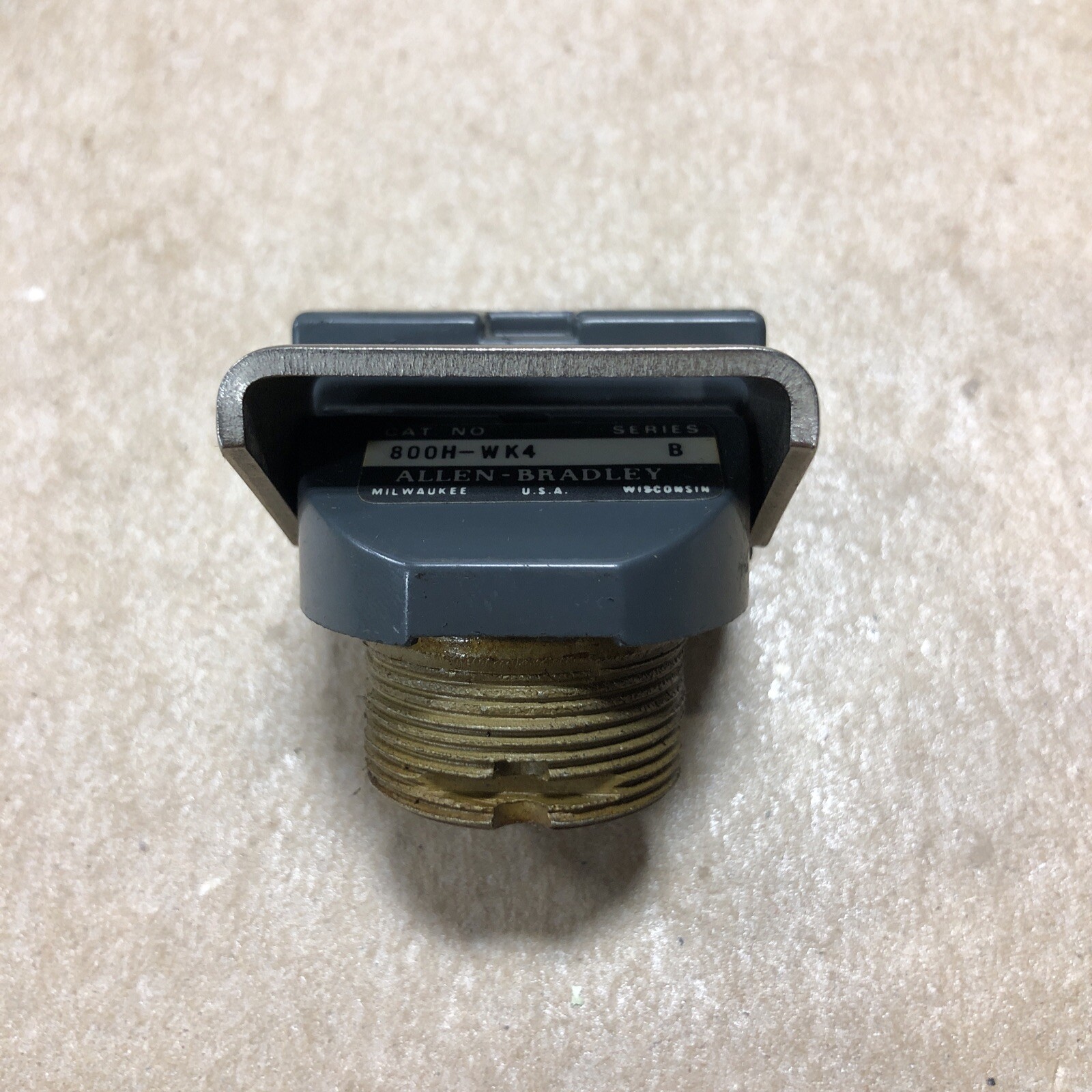 Allen-Bradley 800H-WK4 Flip Lever Push Button Ser B No Contacts USED G114