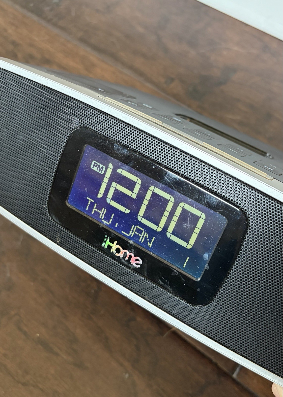 Dual Alarm Clock Radio Designed For Ipods / Iphones, 30 Pin