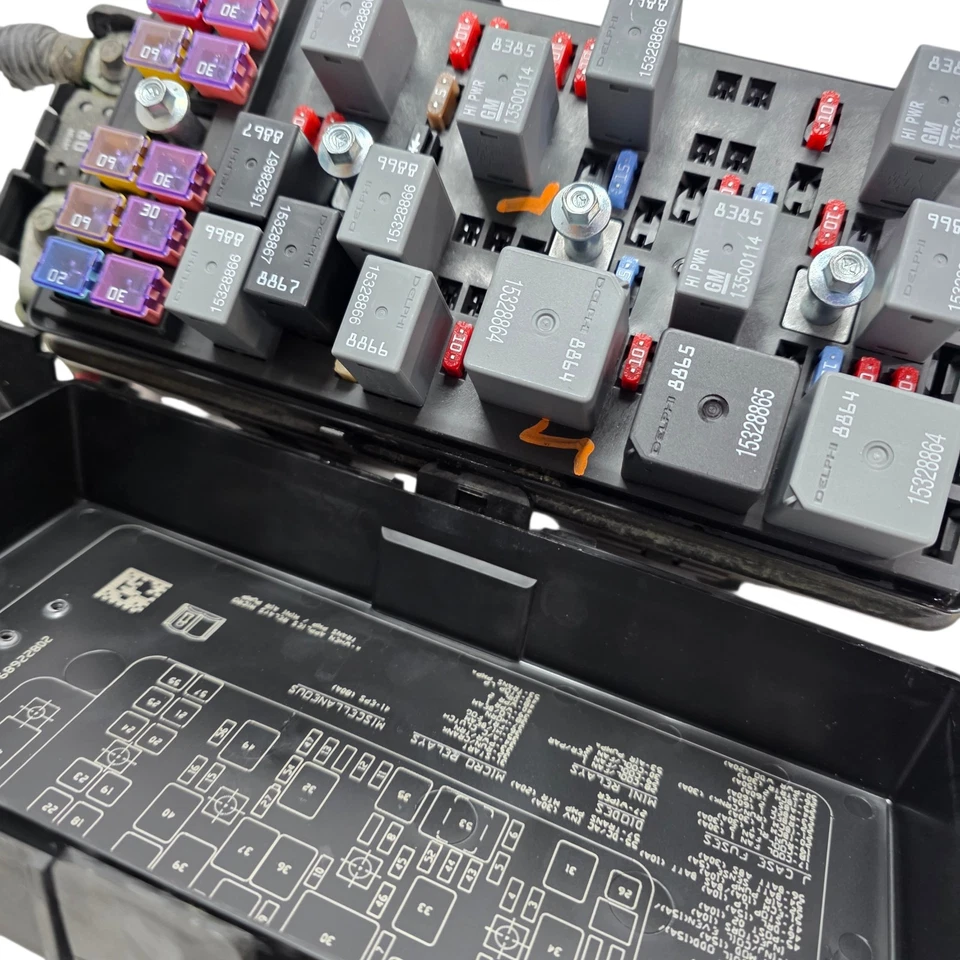 2009-2012 Chevrolet Malibu Fuse Box Relay Junction Block Engine Bay 20822695 - Image 4 of 4