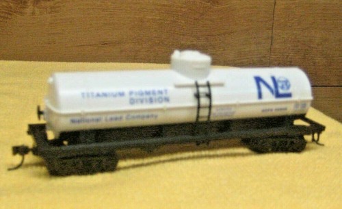 HO MODEL POWER TITANIUM PIGMENT DIVISION CHEMICAL TANK W/ MCHENRY COUPLERS - Picture 3 of 3