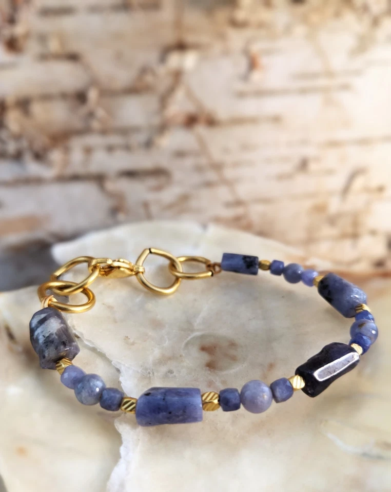 Pulsera de tanzanita púrpura natural en forma libre y cuentas Foto 2 de 4