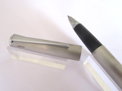 Precioso bolígrafo rodillo de tinta bola de prestigio de la marca modelo lamy - Imagen 5 de 12