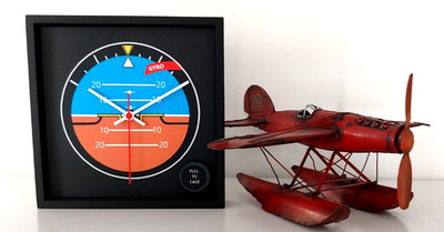 Wanduhr Darstellung eines ''KÜNSTLICHEN HORIZONTS'' aus dem Flugzeug