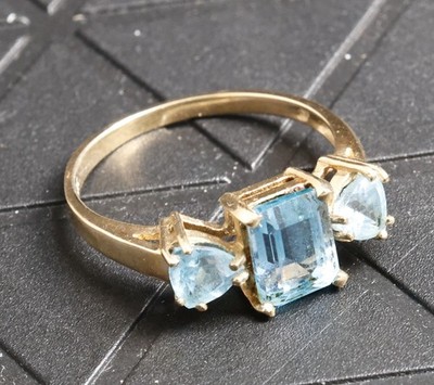 10 Karat massiver Gelbgold-Ring mit drei Steinen Blautopas Größe 9-9,25 2,9 g