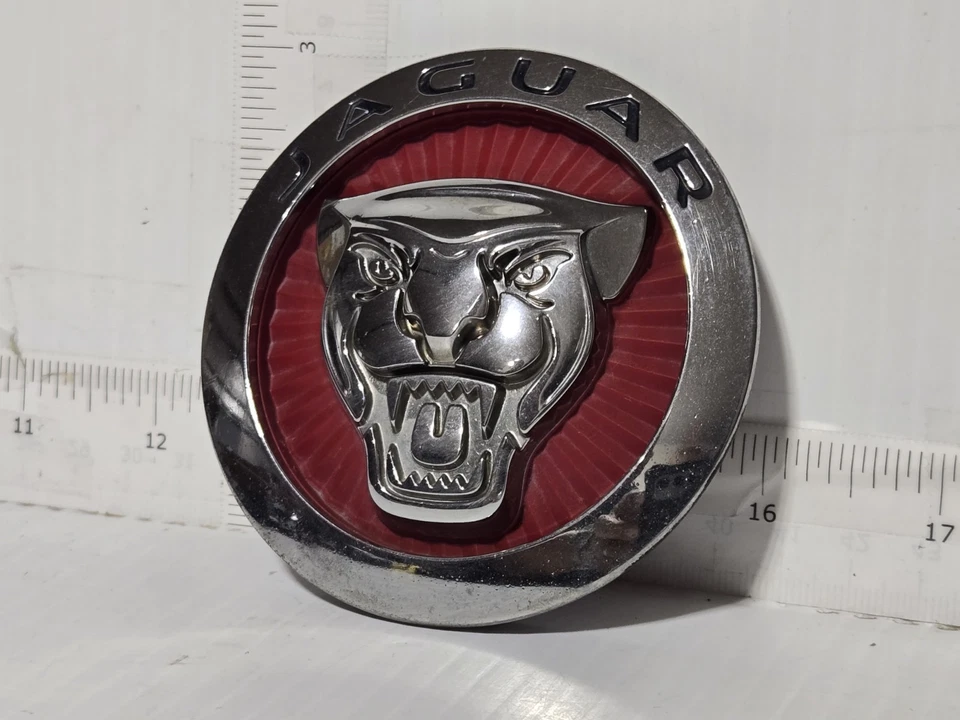 OEM 2012-15 JAGUAR XF PARRILLA DELANTERA GRUÑIDO ADORNO SÍMBOLO INSIGNIA EMBLEMA ROJO Foto 3 de 4