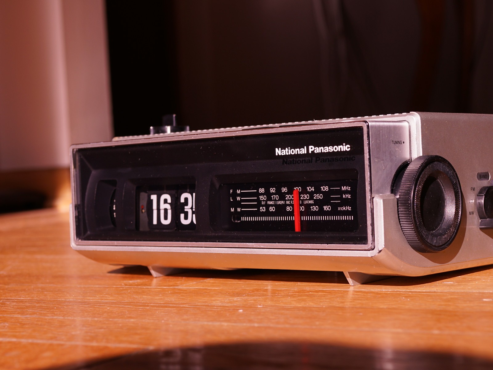 Vintage Radio Alarm 220v 50hz 120v 60hz