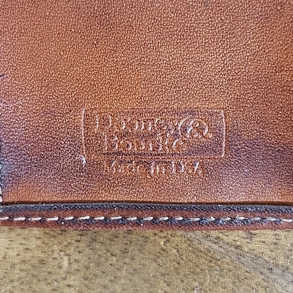 Estuche para llaves Dooney & Bourke de cuero negro y marrón de colección estuche para llaves Dooney & Burke Foto 3 de 4