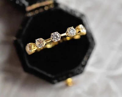 Gold zarter zierlicher minimalistischer Eternity Ring klare Steine Blasen alle Größen