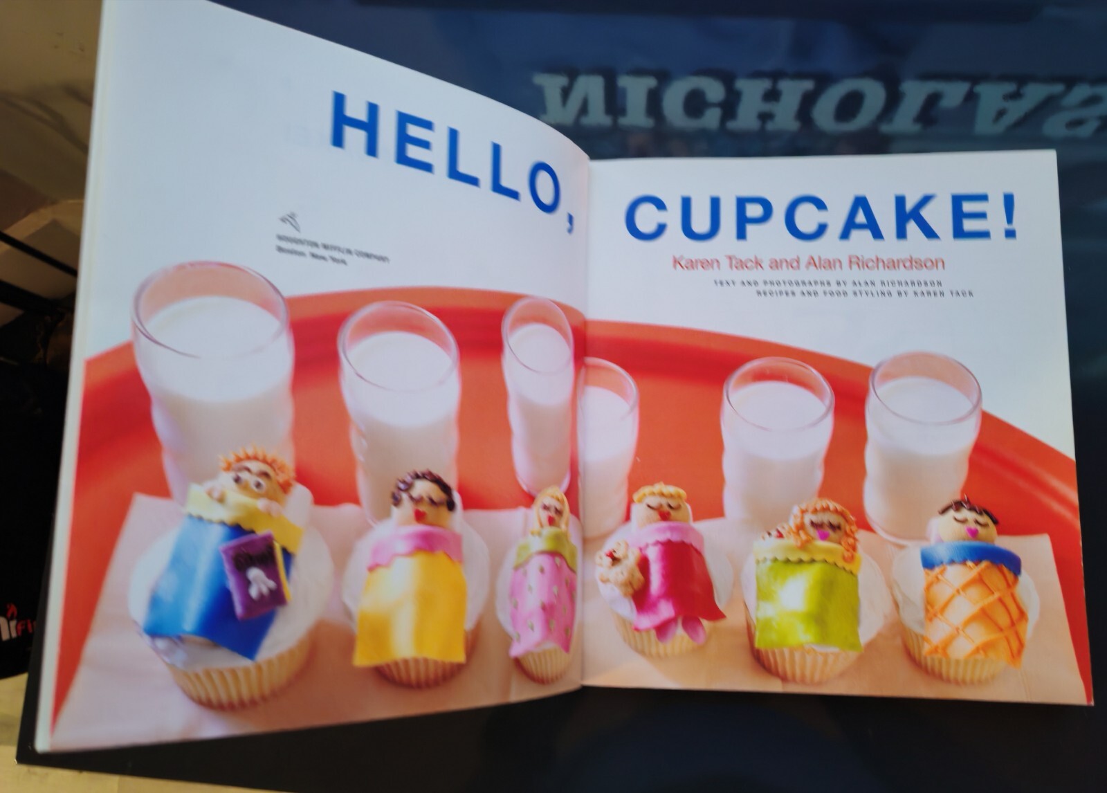 Hello, Cupcake!: Irresistibly Playful Creations Anyone Can Make.