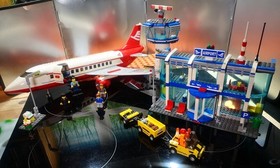 Complete Lego 3182 Airport City airplane jet terminal with manuals