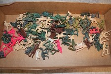 LARGE LOT OF PLASTIC PLAYSET INDIANS SOLDIERS ,ETC FIGURES 4
