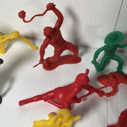Mixed Lot of 185 Plastic Cowboys and Indians - Tim Mee, Marx, Lido & others - Picture 19 of 23