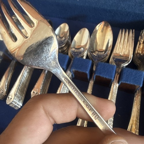 Cubiertos con placa de plata con incrustaciones Holmes & Edwards IS 110 piezas y estuche plateado - Imagen 21 de 24