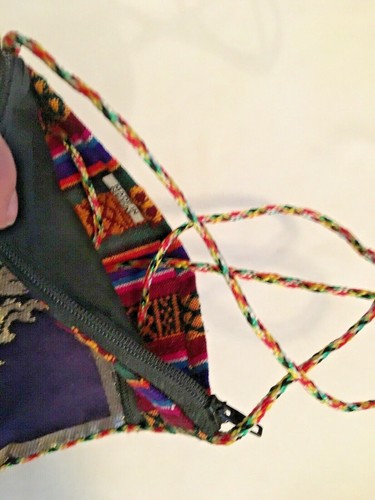 Bandolera pequeña unisex de seda con personajes artesanales bolsa ligera - Imagen 3 de 4