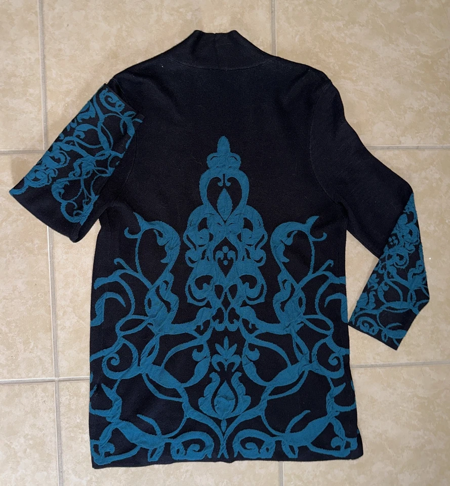 Cárdigan Chico’s Talla 1/US M Estampado Verde Azulado Sobre Negro Tejido Frente Abierto Mangas Largas Foto 2 de 4