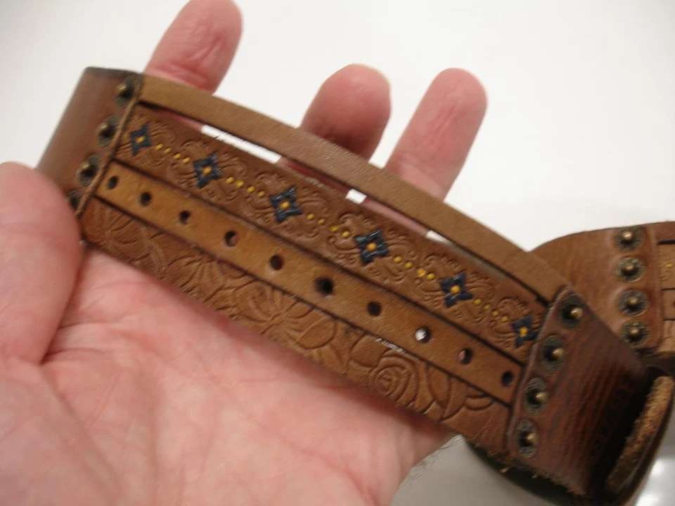 Cinturón para hombre y mujer L 36 Levi's de colección cuero marrón con tachuelas de latón de 1,75" de ancho Foto 2 de 4