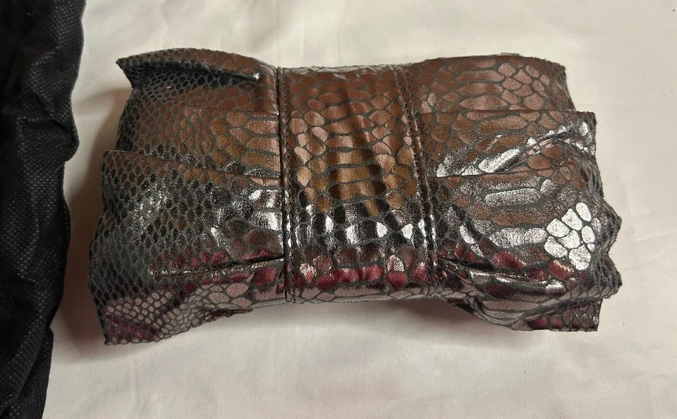 IMAN Bolso sin asas con volantes Pistola Metal Plata Bolso de hombro Estrás NUEVO Foto 4 de 4