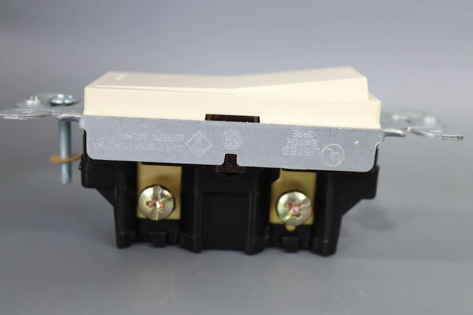 Lutron (01601) - однополюсный переключатель CLARO ACC 15 А - Изображение 2 из 4