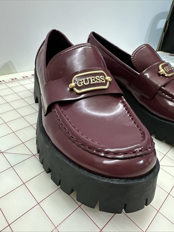 Zapatos Mocasines Gruesos Guess Talla 10 Para Mujer Borgoña/Logotipo Monograma Dorado Foto 3 de 4