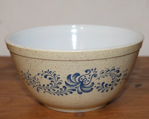 Pyrex 402 Vintage Homestead blue on speckled beige 1.5 qt mixing bowl