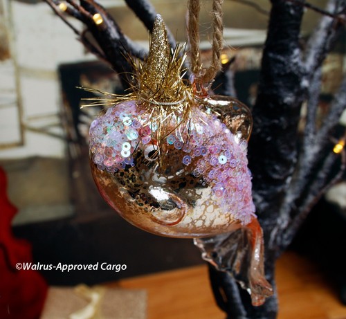 POTTERY BARN SEQUIN BLOWFISH W/ PARTY HAT -NIB- GETTING REEL DURING THE HOLIDAYS - Picture 5 of 9
