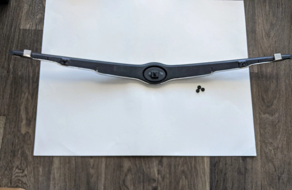 2008-2010 CHRYSLER Town & Country emblema de moldura de capô frontal com carcaça fabricante de equipamento original - Imagem 3 de 4