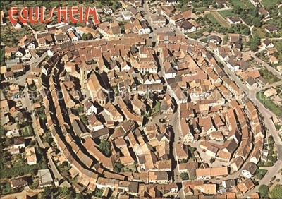 Eguisheim Haut Rhin Fliegeraufnahme Bourg ancien construit facon concentrique
