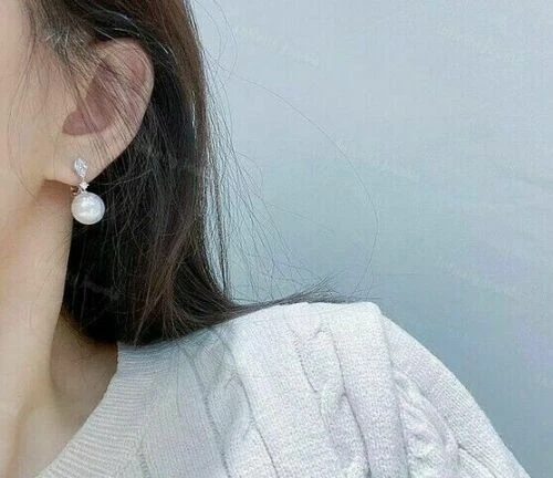 Preciosos pendientes colgantes y colgantes de perlas blancas de corte redondo de 3 quilates con acabado en oro blanco de 14 k Foto 4 de 4