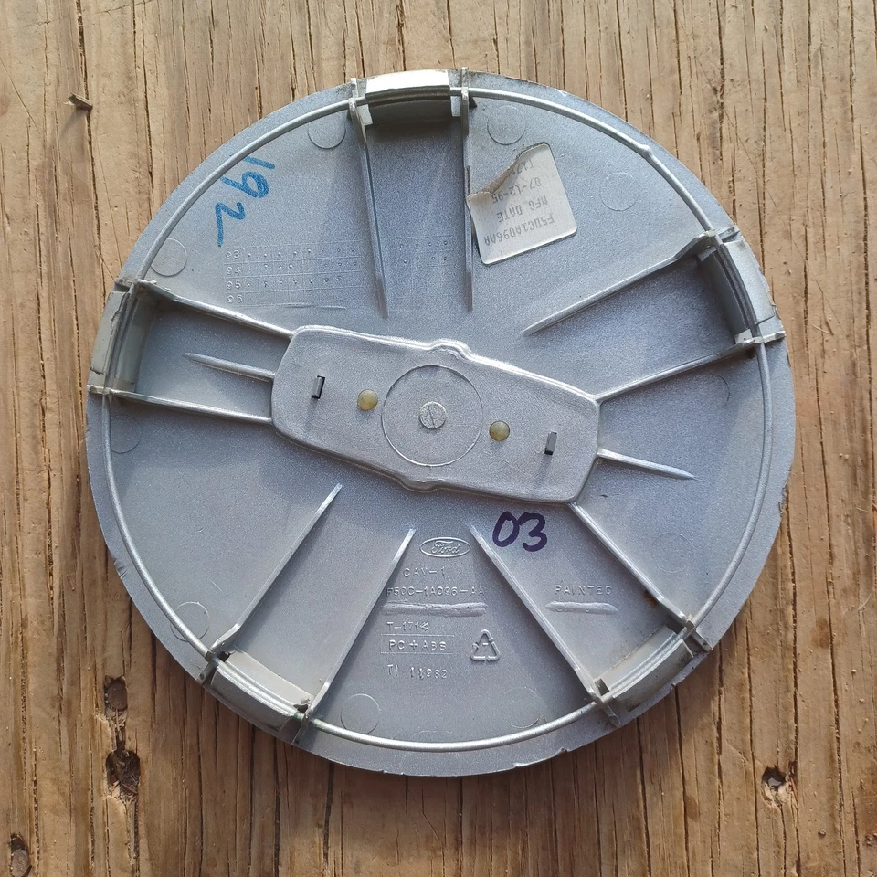 Lincoln Continental center cap 1995-1997 part # F50C-1A096-AA 03 - Image 3 of 3