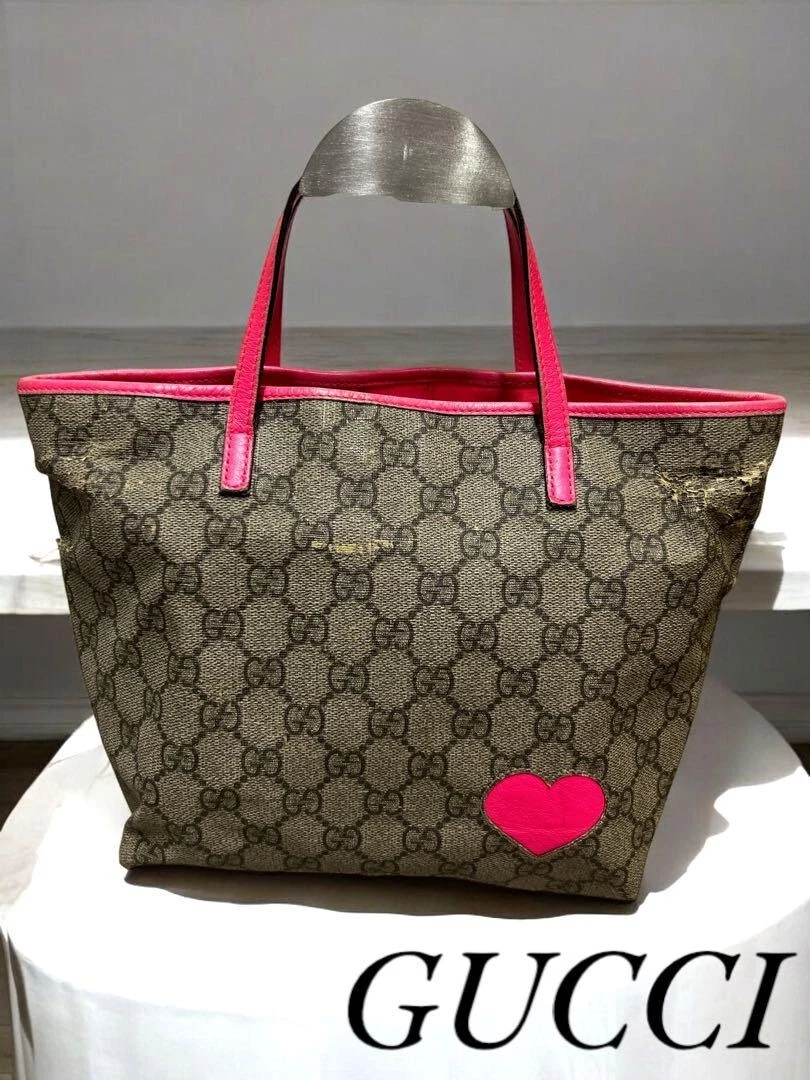Sac fourre tout Gucci enfant GG Supreme motif coeur occasion cuir sale du JAPON