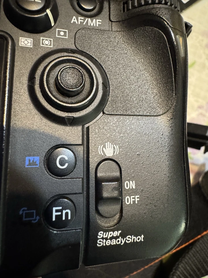 Sony Alpha DSLR-A700 12.2MP Camera Zeiss SAL680Z Lens Batteries Compact Flash - Image 3 of 4