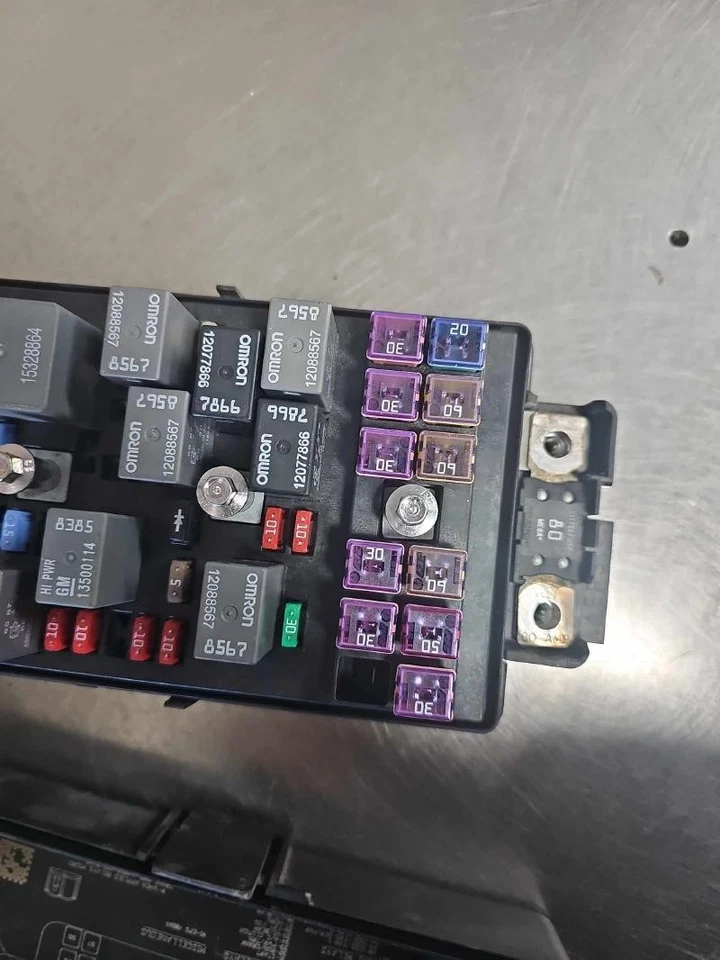 2009-2012 Chevrolet Malibu Fuse Box Engine VIN 0 8th Digit Without Opt NU6 OEM - Image 2 of 4