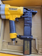 💥DEWALT PNEUMATIC  16-GAUGE  1 In. CROWN  LATHING  STAPLER 