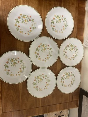 8 Corelle by Corning Strawberry Sunday, 10 1/4'' Dinner Plates Vintage 1983
