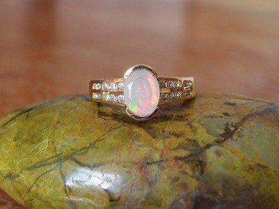Äthiopischer Welo Opal & Zirkon Solitär Ring vergoldet 925 Sterling Silber Gr. L