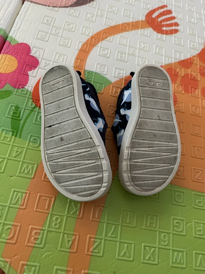 Zapatos Clarks City Dance para niños pequeños azul marino estampado de dinosaurios talla 5,5 ajuste ancho G Foto 4 de 4