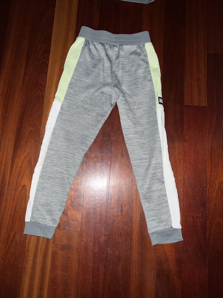 Pantalones deportivos Nike Therma-Fit grises, verdes y blancos grandes para niños Foto 2 de 4