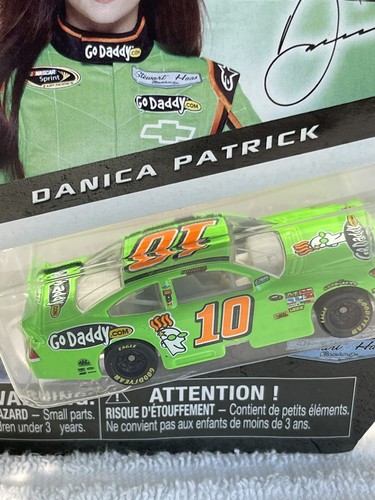 M2 Chevrolet Camaro & Chevrolet BelAir & NASCAR Authentics Danica Patrick 1:64 - Picture 3 of 11