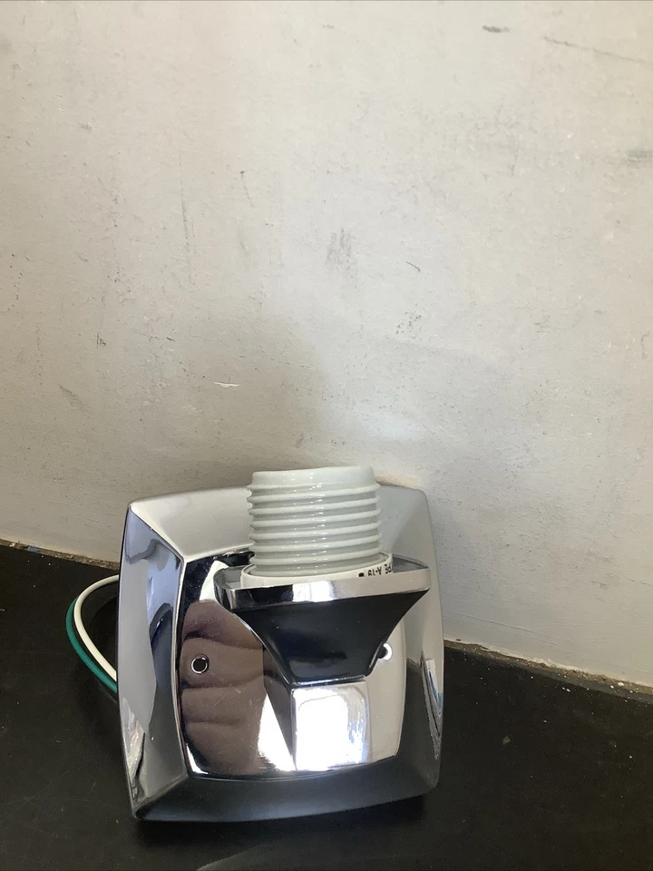 Lámpara de baño reversible con luz ancha Moen de 5". Cromo. YB5161CH. Foto 2 de 4