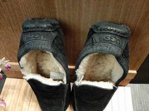 UGG ASCOT SLIPPERS S/N 5775 BLACK SUEDE Worn Once - Picture 3 of 6