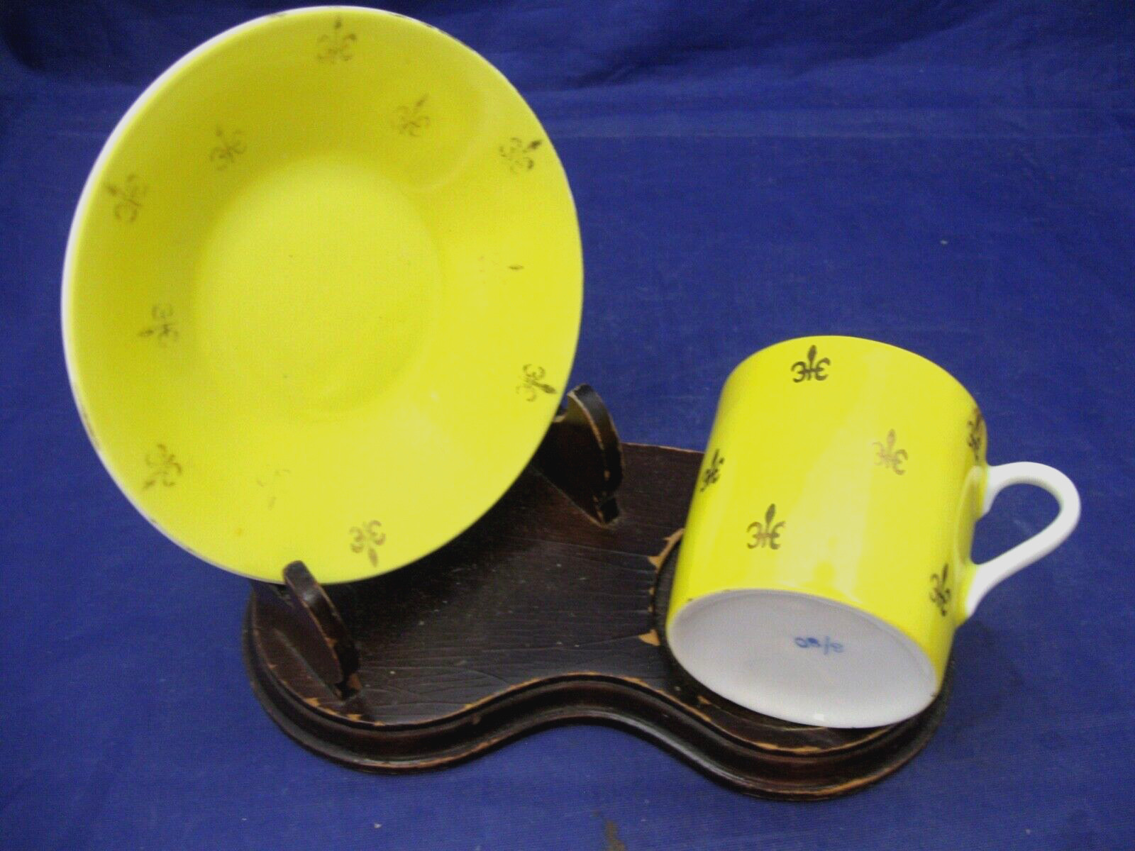 TAZA DE TÉ Y PLATILLO VINTAGE DE MEDIA TAZA AMARILLO CON FLOR DE HOJA DORADA - MARCADO 8/80