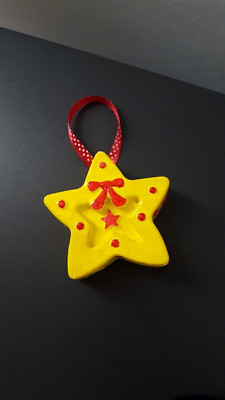 WEIHNACHTSSTERN ZUM AUFHÄNGEN AN WAND ODER BAUM 6,5 X 6 CM ORNAMENT HAUS AUS GIPS