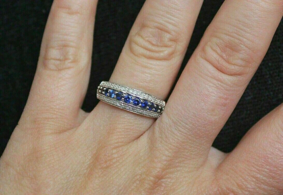 Impresionante anillo de zafiro simulado de corte redondo para mujer enchapado en oro blanco de 14 k Foto 2 de 4