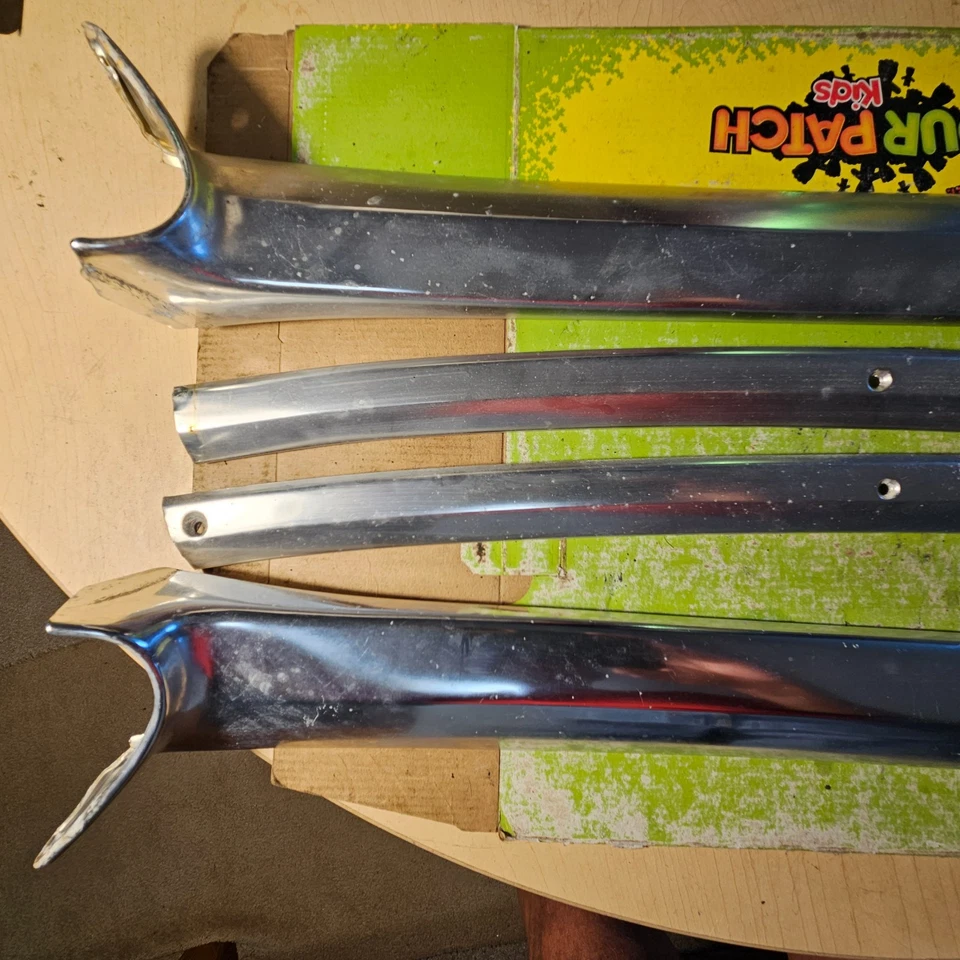 Buick Riviera 1967 parabrisas pilar A poste molduras de ventana superior OEM Foto 3 de 3